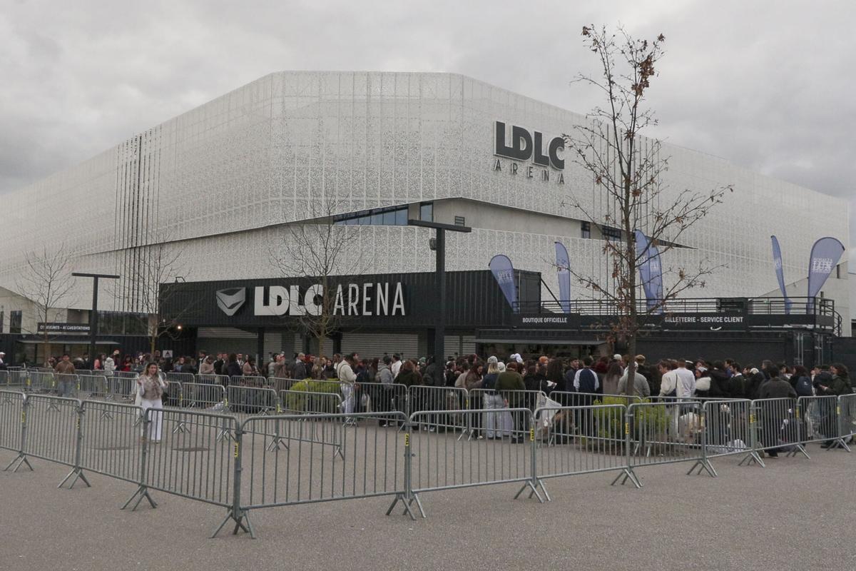 Como peregrinos de una nueva religión, la de la música y la nueva estética de Rosalía, varios cientos de personas hacen cola esta tarde en Lyon, horas antes del primer concierto de la gira de 'Lux', con mucha ropa blanca, coronillas amarillas teñidas en el pelo y alas de ángel. EFE/ Edgar Sapiña Como peregrinos de una nueva religión, la de la música y la nueva estética de Rosalía, varios cientos de personas hacen cola esta tarde en Lyon, horas antes del primer concierto de la gira de 'Lux', con mucha ropa blanca, coronillas amarillas teñidas en el pelo y alas de ángel. EFE/ Edgar Sapiña