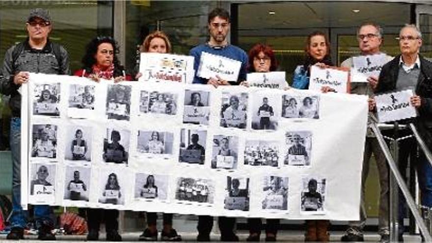 La concentració en memòria del professor Abel Martínez, ahir davant la seu de la Generalitat a Girona.