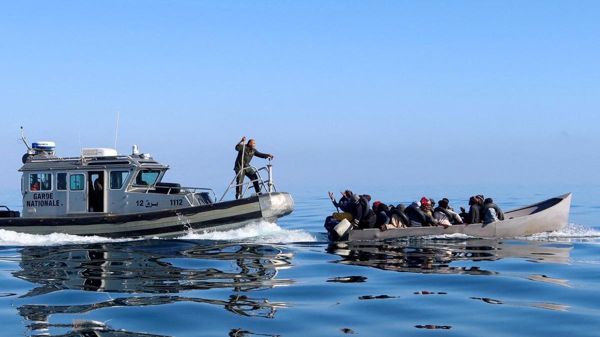 Guardacostas tunecinos intentan detener el avance de un bote con migrantes que intentan llegar a Italia, el pasado 27 de abril.
