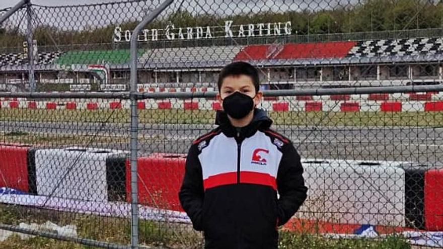 Costoya posa junto al trazado del South Garda Karting. |