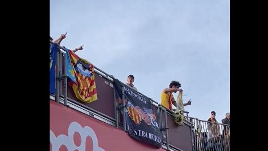 Aficionados del Valencia CF tienen que retirar la pancarta de &#039;Lim go home&#039;