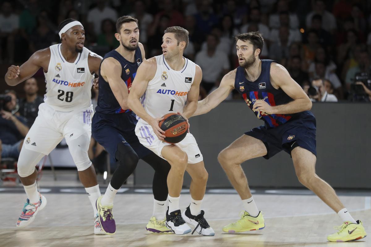 SEVILLA, 25/09/2022.- El pívot estadounidense con pasaporte esloveno Mike Tobey (d) y el base checo Tomas Satoransky (2-i), del Barcelona, defienden ante el escolta francés Fabien Causeur (2-i) y el ala-pívot francés Guerschon Yabusele (i), del Real Madrid, durante la final de la Supercopa ACB entre el Real Madrid y el FC Barcelona, disputada este domingo en el pabellón de San Pablo de Sevilla. EFE/ Jose Manuel Vidal.