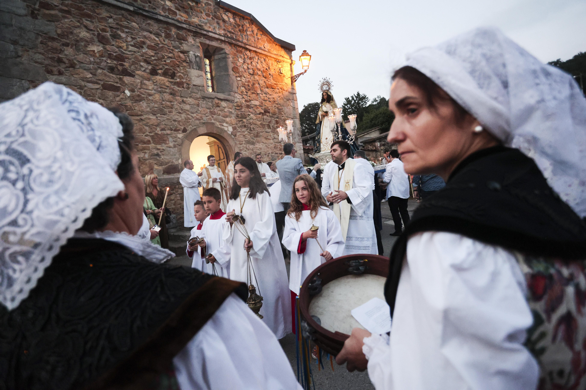 Así fue la procesión de la virgen del Otero que iluminó la noche de Pola de Laviana