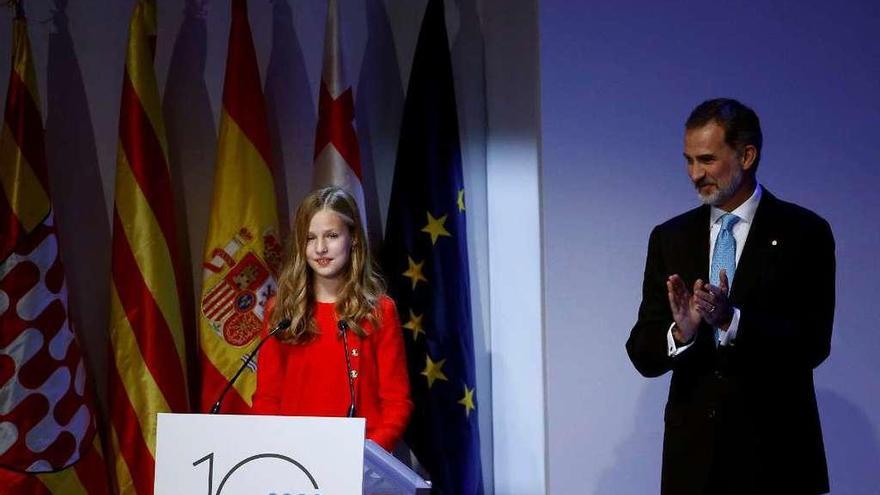 El Rey aplaude a la Princesa de Asturias, tras pronunciar su discurso. // Efe