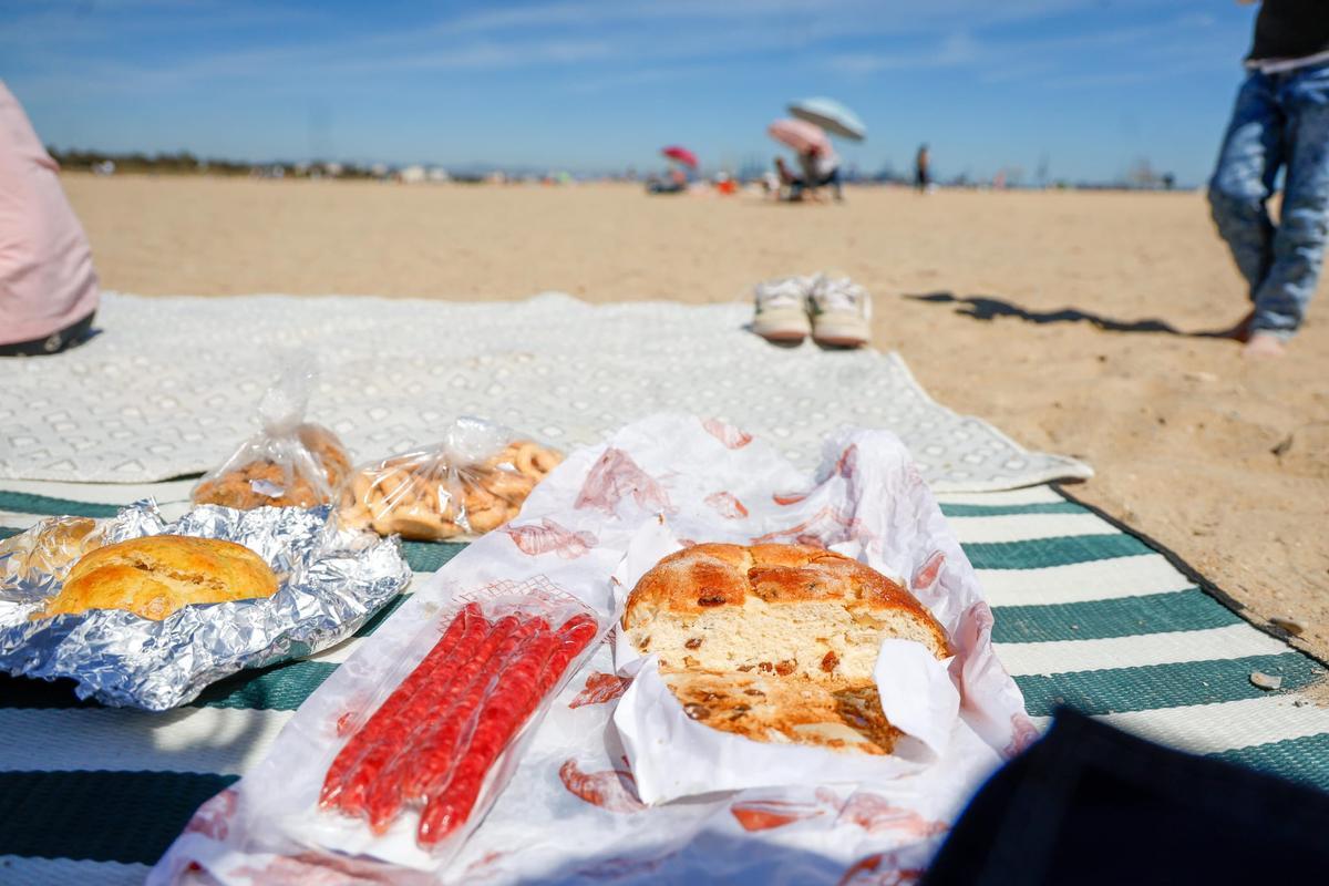 Cometas y comidas familiares en las playas del sur de València