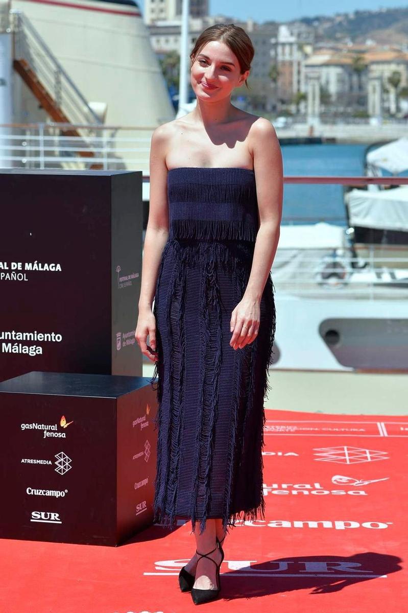 La actriz durante el día en el photocall de &quot;Gernika&quot; con un vestido azul marino palabra de honor.
