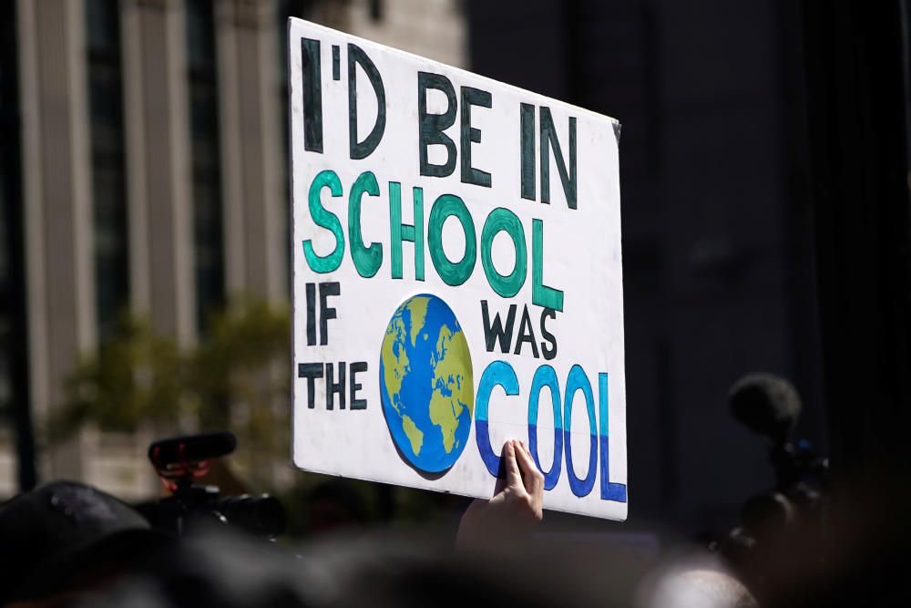 Miles de jóvenes se manifiestan en Nueva York contra el cambio climático.