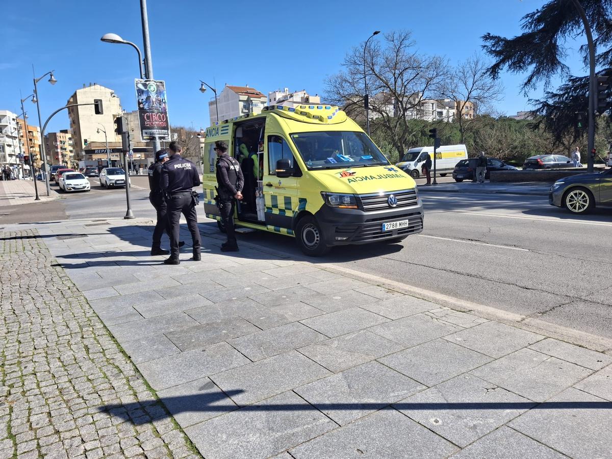 Los servicios de emergencia han atendido al ciclista en el momento.