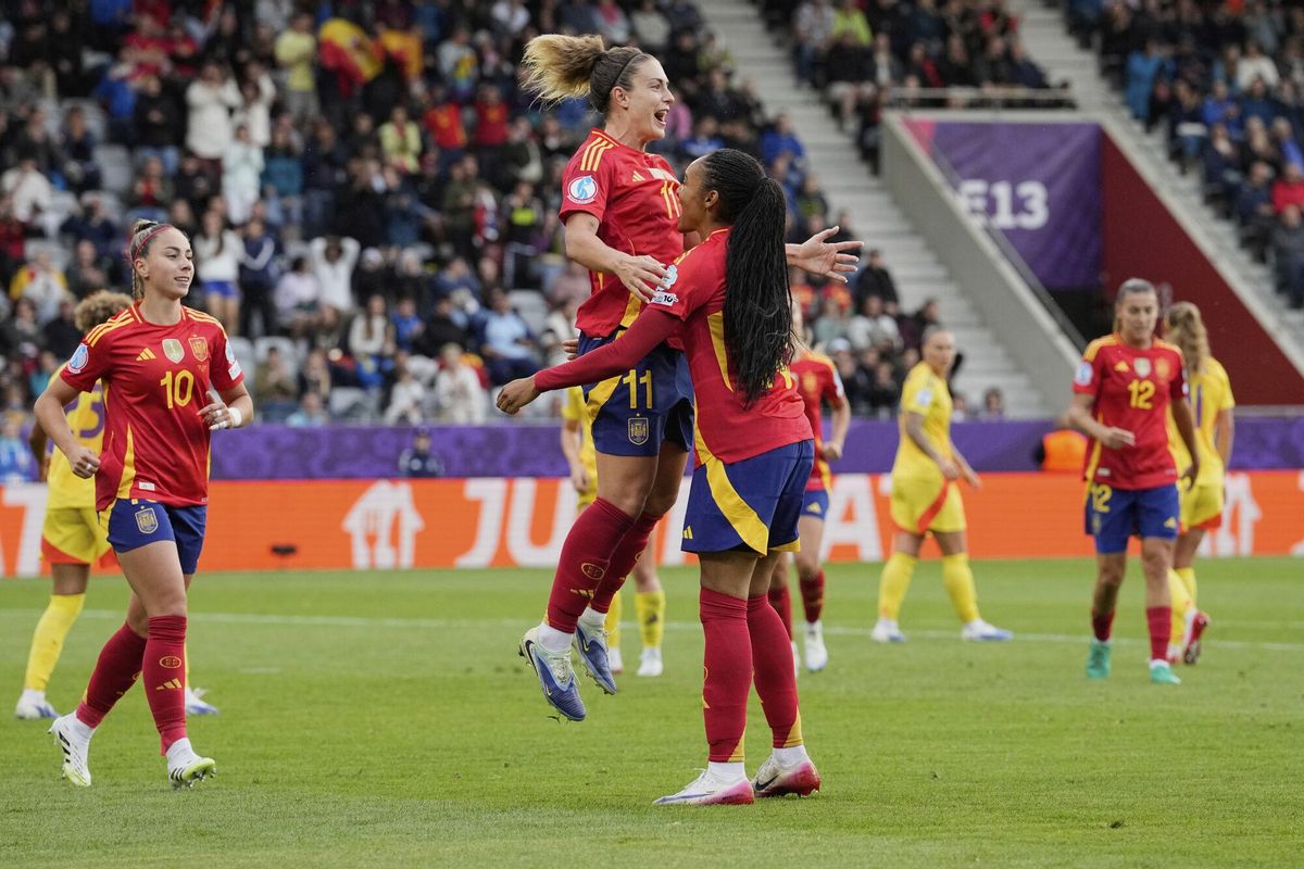Alexia Putellas recibe el abrazo de Salma Paralluelo después de anotar el sexto gol a Bélgica.