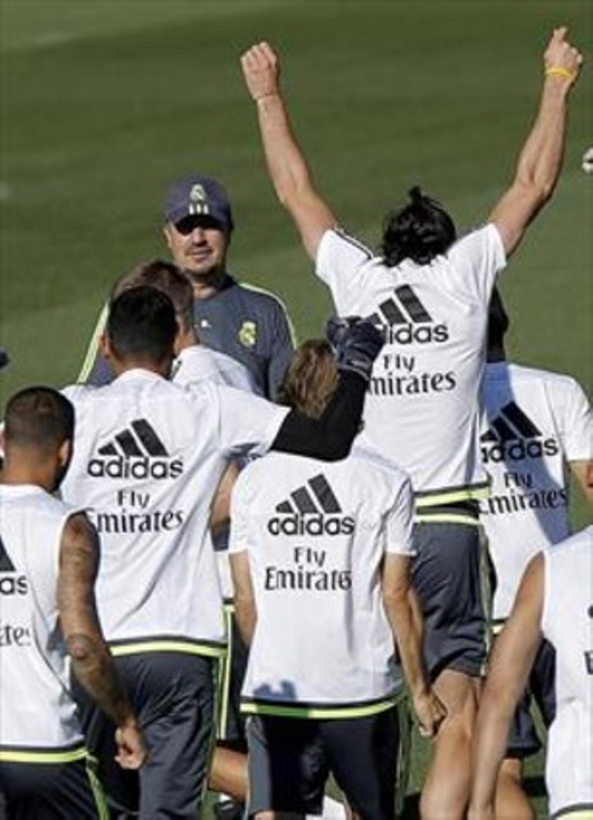 Benítez observa l’entrenament dels seus jugadors, ahir. Benítez observa l’entrenament dels seus jugadors, ahir.