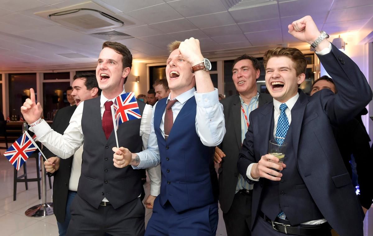 Partidarios de dejar la UE celebran los resultados en Londres.