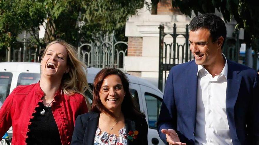 Sánchez, con Cantera (izquierda) y la secretaria general del PSM.