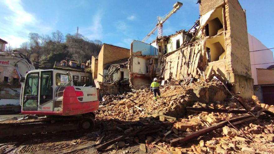 Comienzan los derribos de tres edificios en ruinas para mejorar el entorno del futuro Palacio de Justicia de Langreo