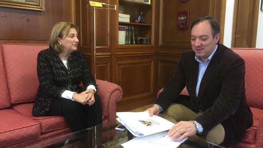 Delia Losa y Alejandro Vega, ayer, reunidos en Oviedo.