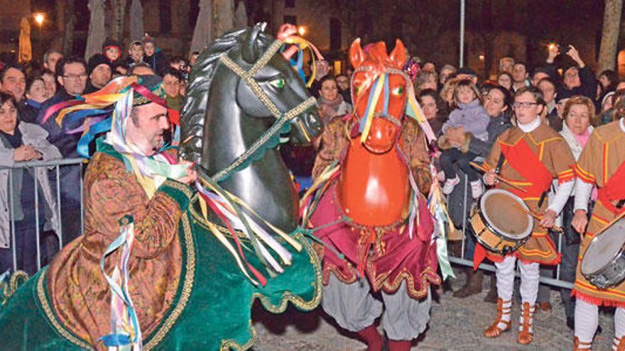 Los jóvenes Vicenç Moltó y Antoni Servera ejecutando el baile dels ´cavallets´.