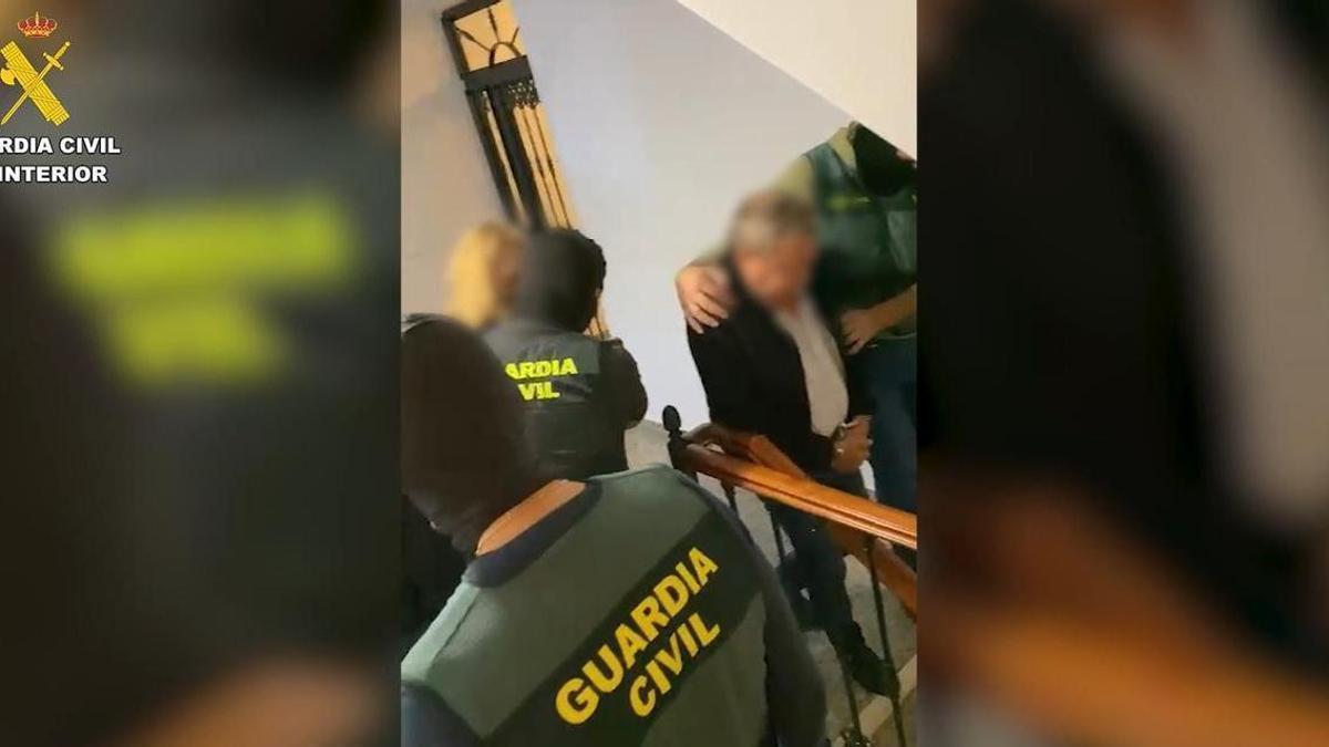 La Guardia Civil detiene a dos de los integrantes de la banda de venta a domicilo de drogas en Palma del Río.