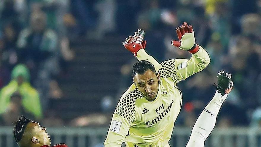 Fabricio, Navas y Ramos, en una disputa por el balón. // Yuya Shino