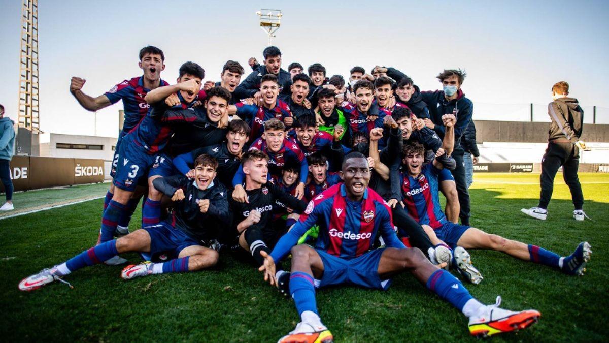 El hermano de Ilaix, en una imagen junto al Juvenil A del Levante