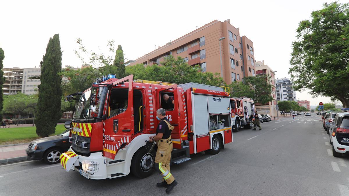 Los bomberos, tras apagar el fuego