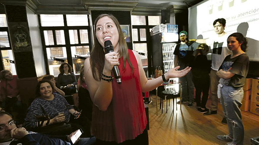 Laura Fernández, durante su charla sobre el grafeno.