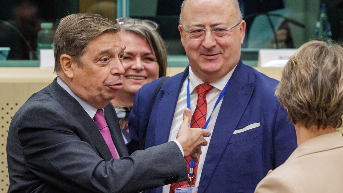 El ministro español de Alimentación, Agricultura y Pesca, Luis Planas, conversa con su homólogo portugués de Agricultura y Pesca, José Manuel Fernandes, durante la reunión del Consejo Europeo de Agricultura y Pesca en Bruselas, este lunes.
