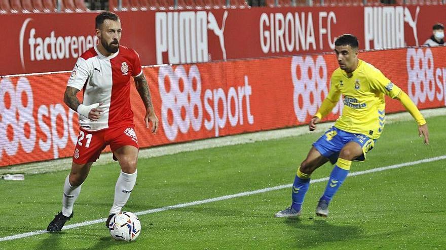 Antonio Luna controla la pilota vigilat de prop per Álvaro Lemos, del Las Palmas