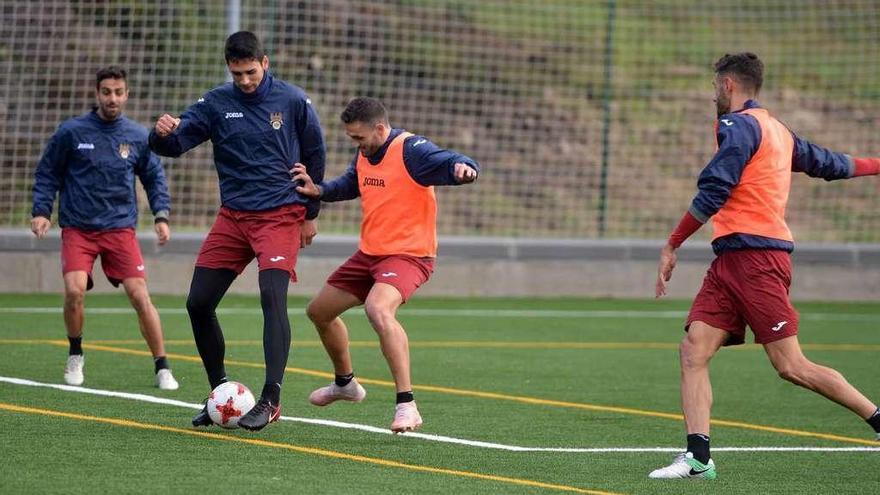 David Castro defiende un balón de Churre, con Romay y Adrián León, en un entrenamiento. // Gustavo Santos