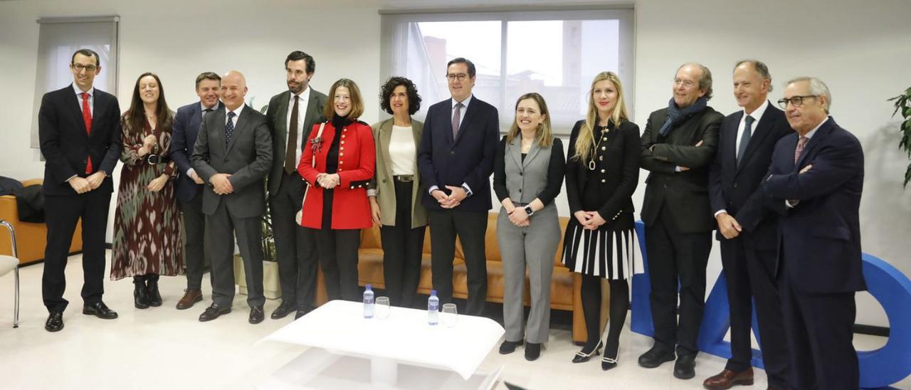 De izquierda a derecha, Gerardo Casares, Isabel Santos, José Luis Álvarez Almeida, Rubén Castro, Pablo García, Ángela Santianes, Sara Menéndez, Antonio Garamendi, María Calvo, Begoña Fernández-Costales, Arturo Betegón, Javier Sáenz de Jubera y Antonio Fernández-Escandón. | FERNANDO RODRÍGUEZ