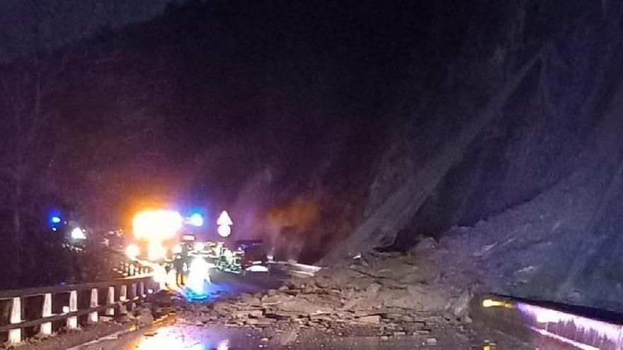 Un conductor, herido grave por un desprendimiento en la N-260 en Sant Joan de les Abadesses (Girona)