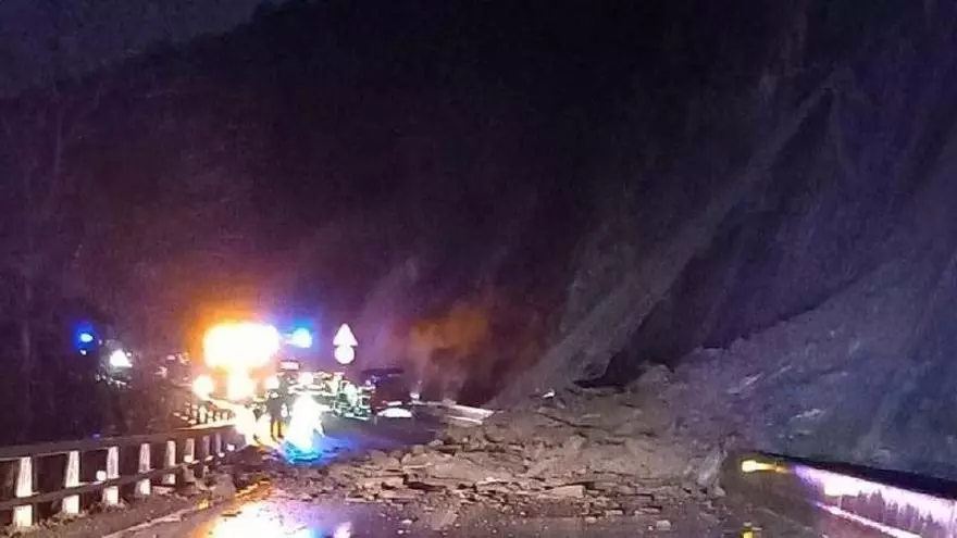 Un conductor, herido grave por un desprendimiento en la N-260 en Sant Joan de les Abadesses (Girona)