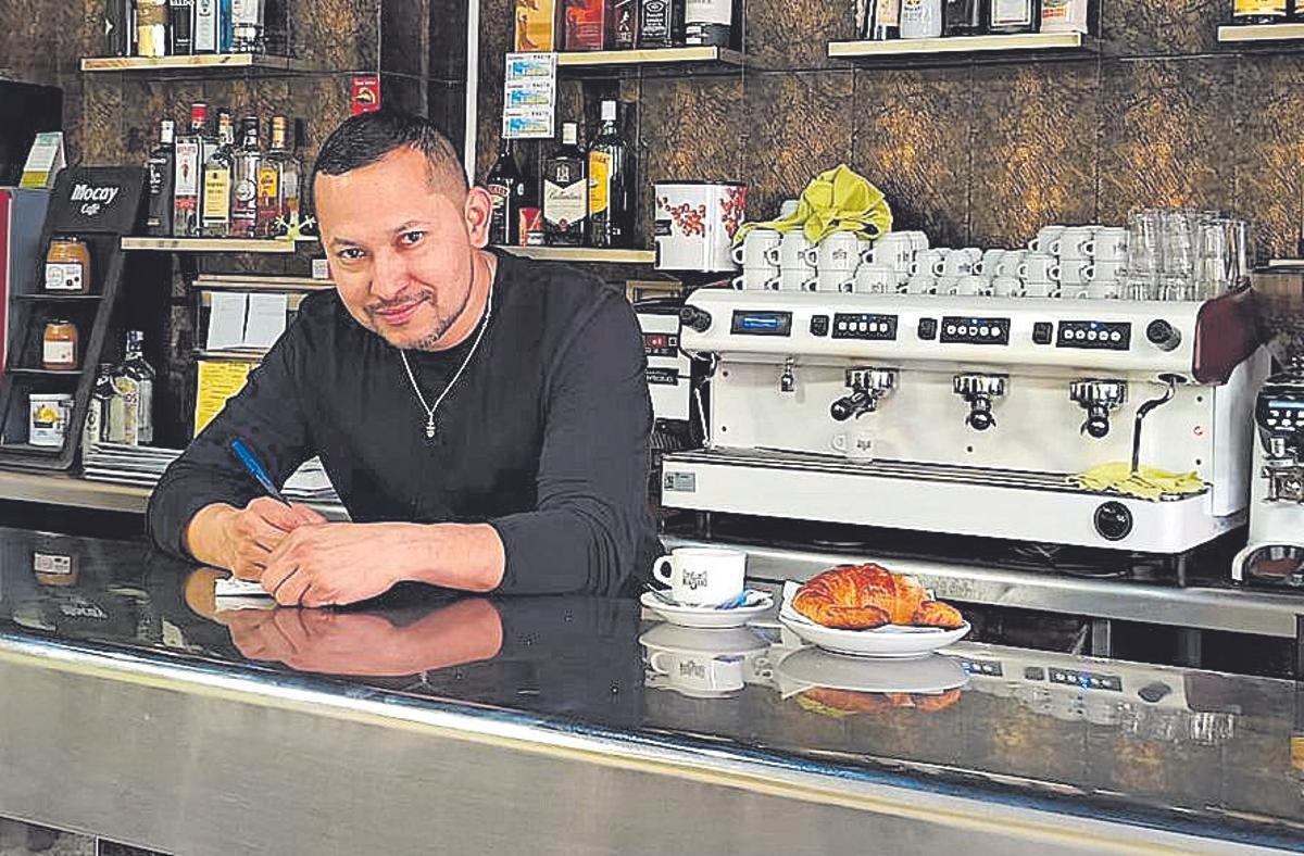 Gustavo Monroy, al frente de un bar de Atzeneta del Maestrat.