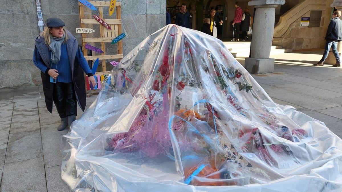 Yoya Blanco observa los daños causados en la decoración navideña del Mercado de Abastos.