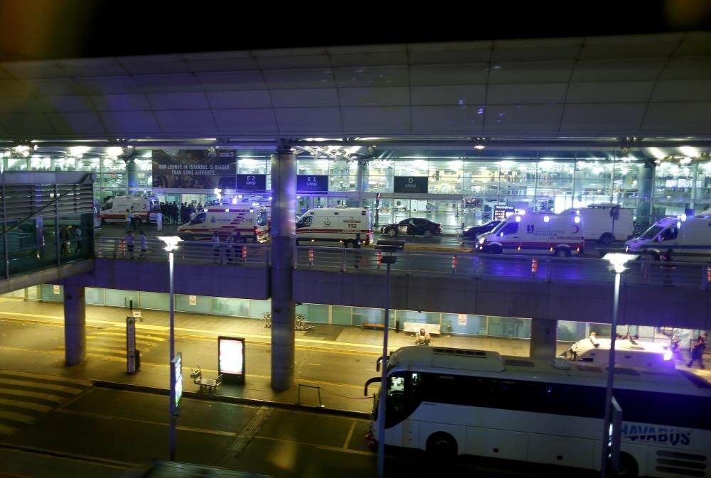 Cerca de 50 personas han muerto en un atentado contra el aeropuerto Atatürk, el mayor de Estambul.