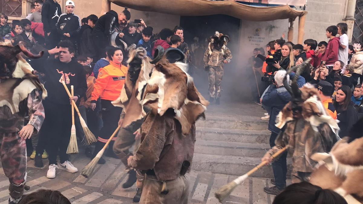 Los 'dimonis' de Alcúdia salen del Ayuntamiento.