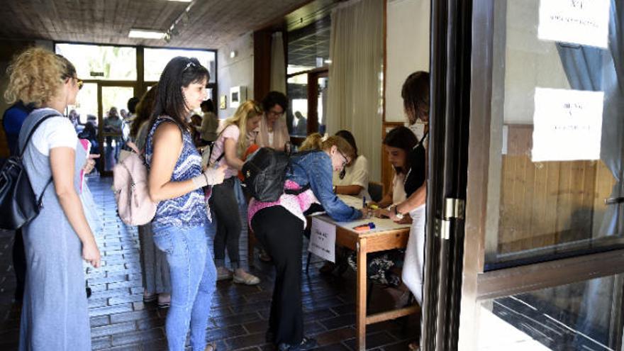 Participantes en una prueba de oposición al cuerpo de maestros rellenan sus datos personales en la entrada del IES La Laboral de La Laguna.