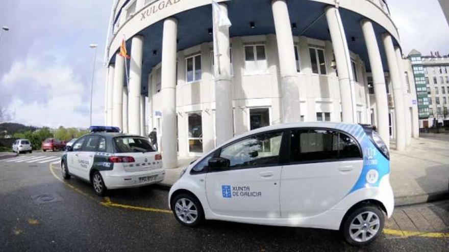 Uno de los coches eléctricos de la Xunta estacionado ante los juzgados.  // Noé Parga