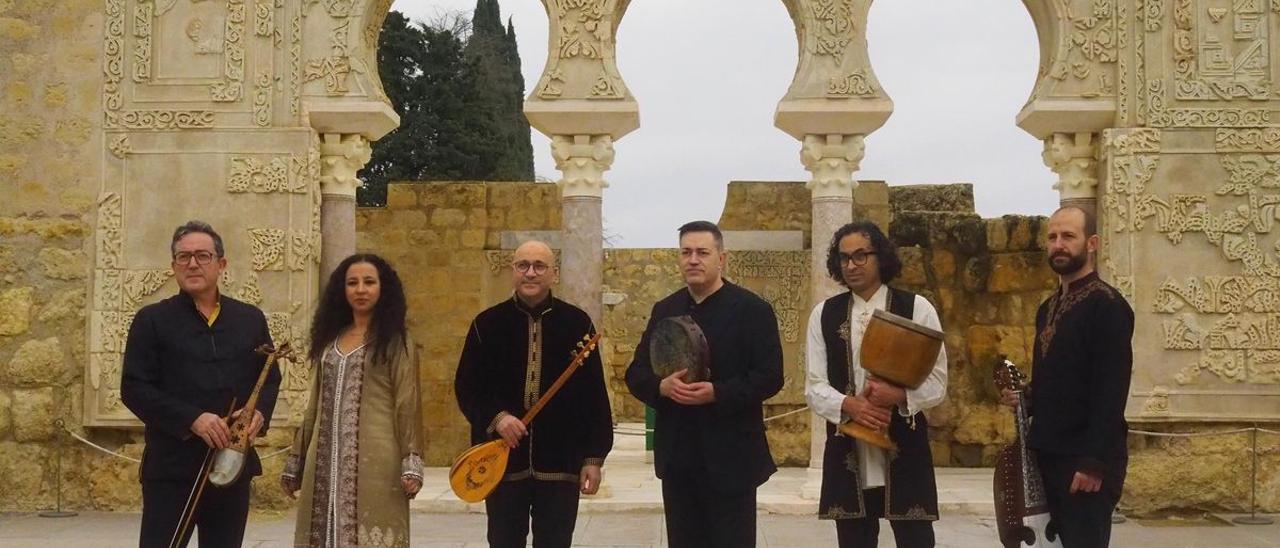 Componentes de la formación musical Capella Ministrers, en Medina Azahara.