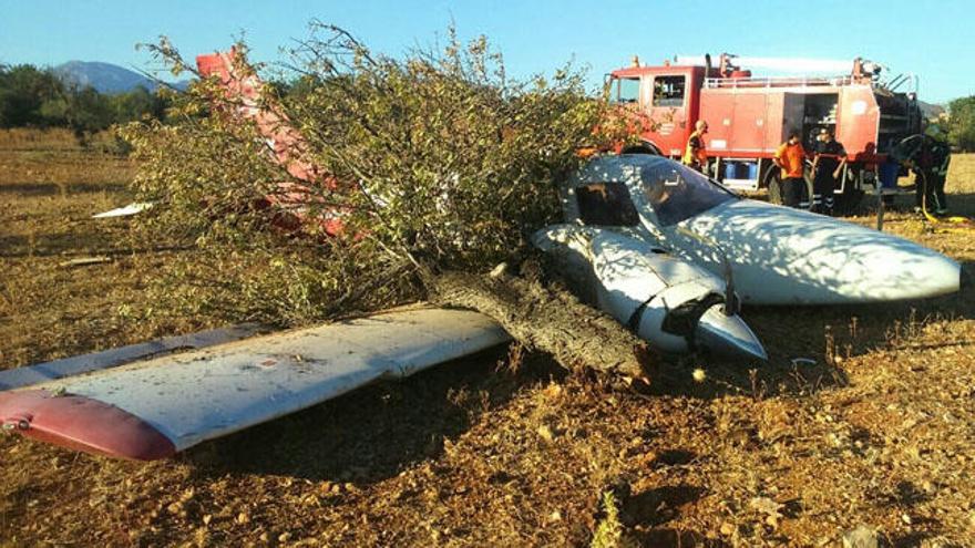 Una avioneta realiza un aterrizaje de emergencia