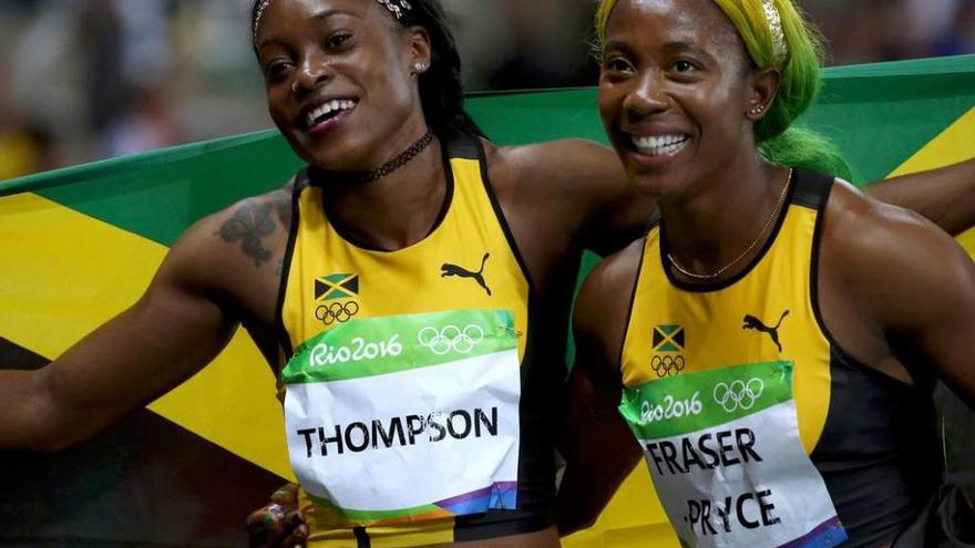 Thompson y Fraser Pryce, con la bandera de Jamaica.