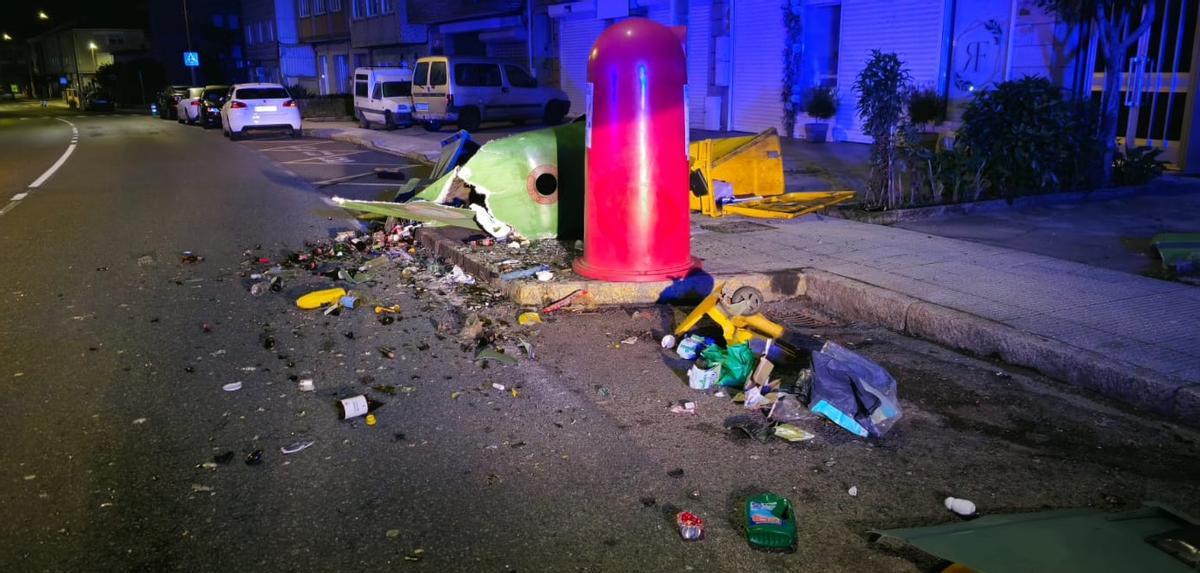 Contenedores destrozados en Cuntis.