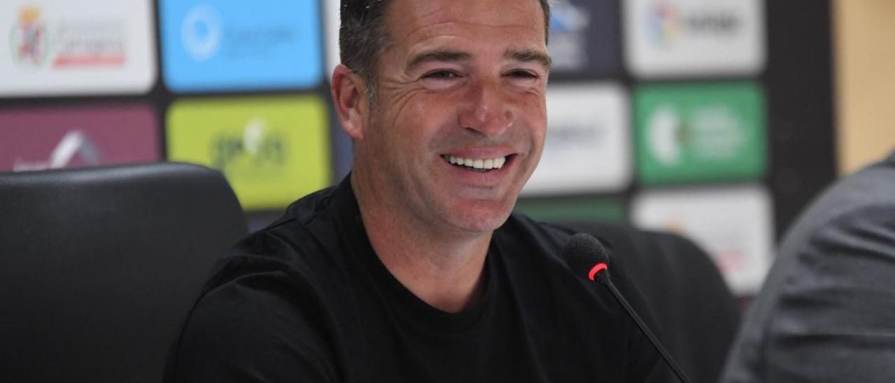 El técnico del FC Cartagena Luis Carrión