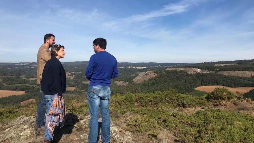 Antón Gómez-Reino y Yolanda Díaz, con un representante de la plataforma contraria a la mina.