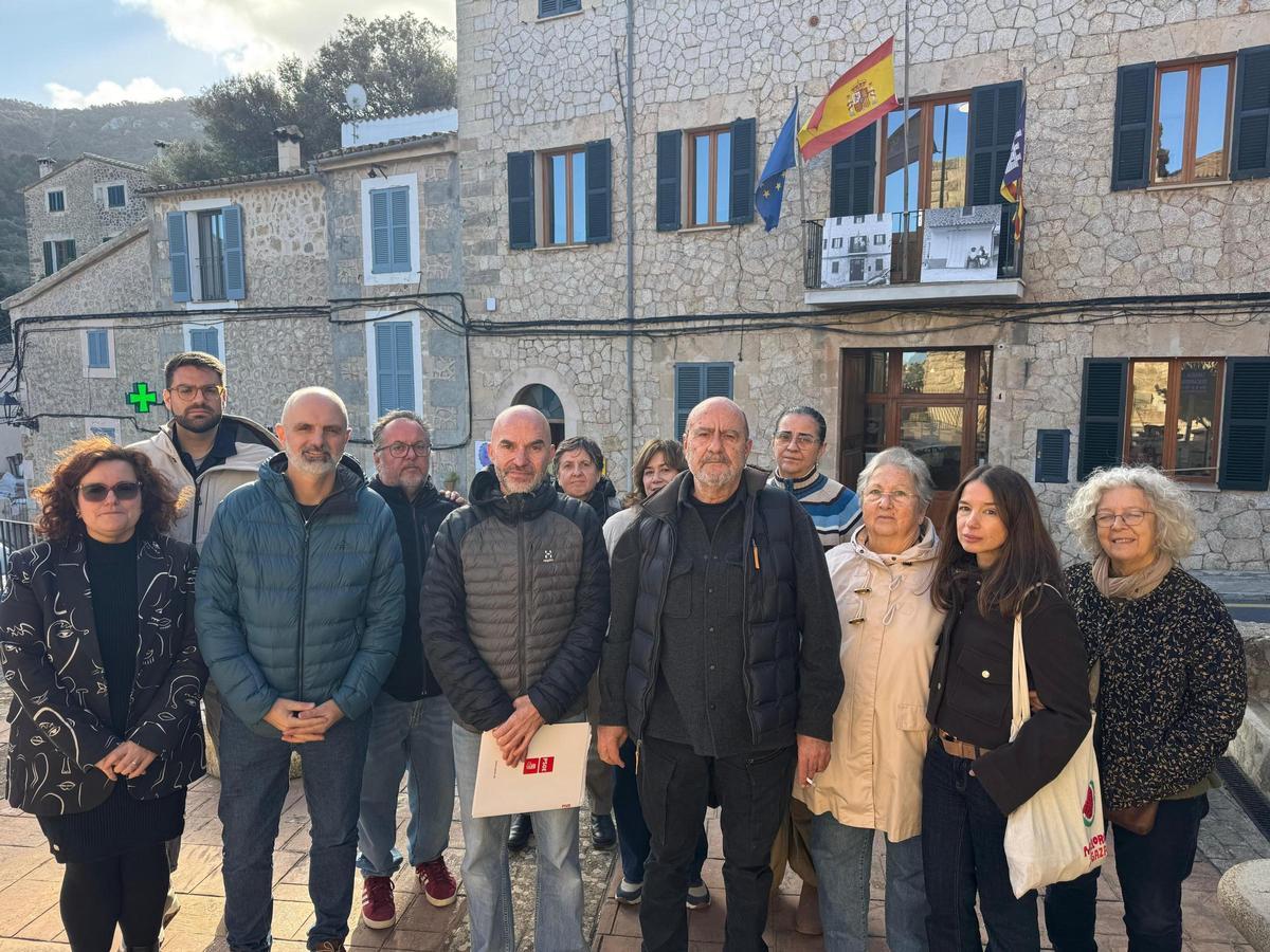 Representantes de Per Estellencs, acompañados por conseller insulares socialistas, este jueves, delante del Ayuntamiento