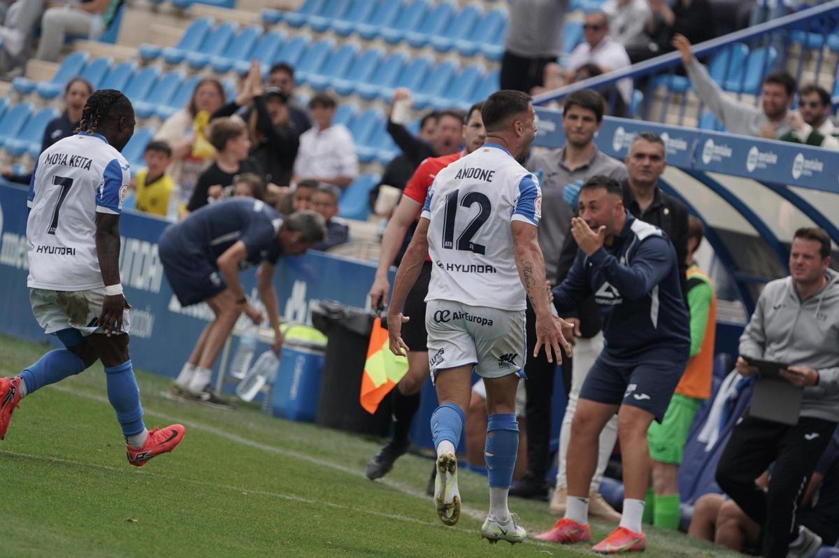 Andone celebra el gol.