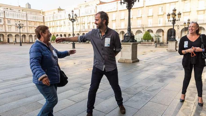 El concejal Daniel Díaz recibe a la dirigente vecinal, Luisa Varela, que llegó en bus.