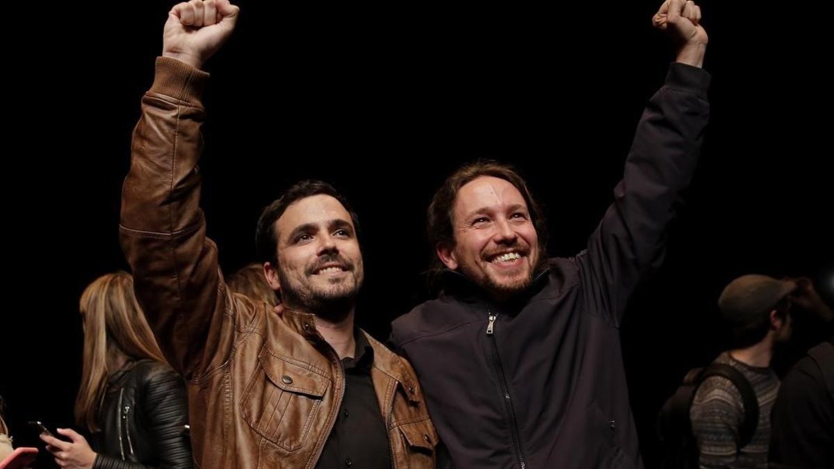 Alberto Garzón de IU y Pablo Iglesias de Podemos, durante el acto en el que han comunicado el acuerdo de estos dos partidos para las próximas elecciones.