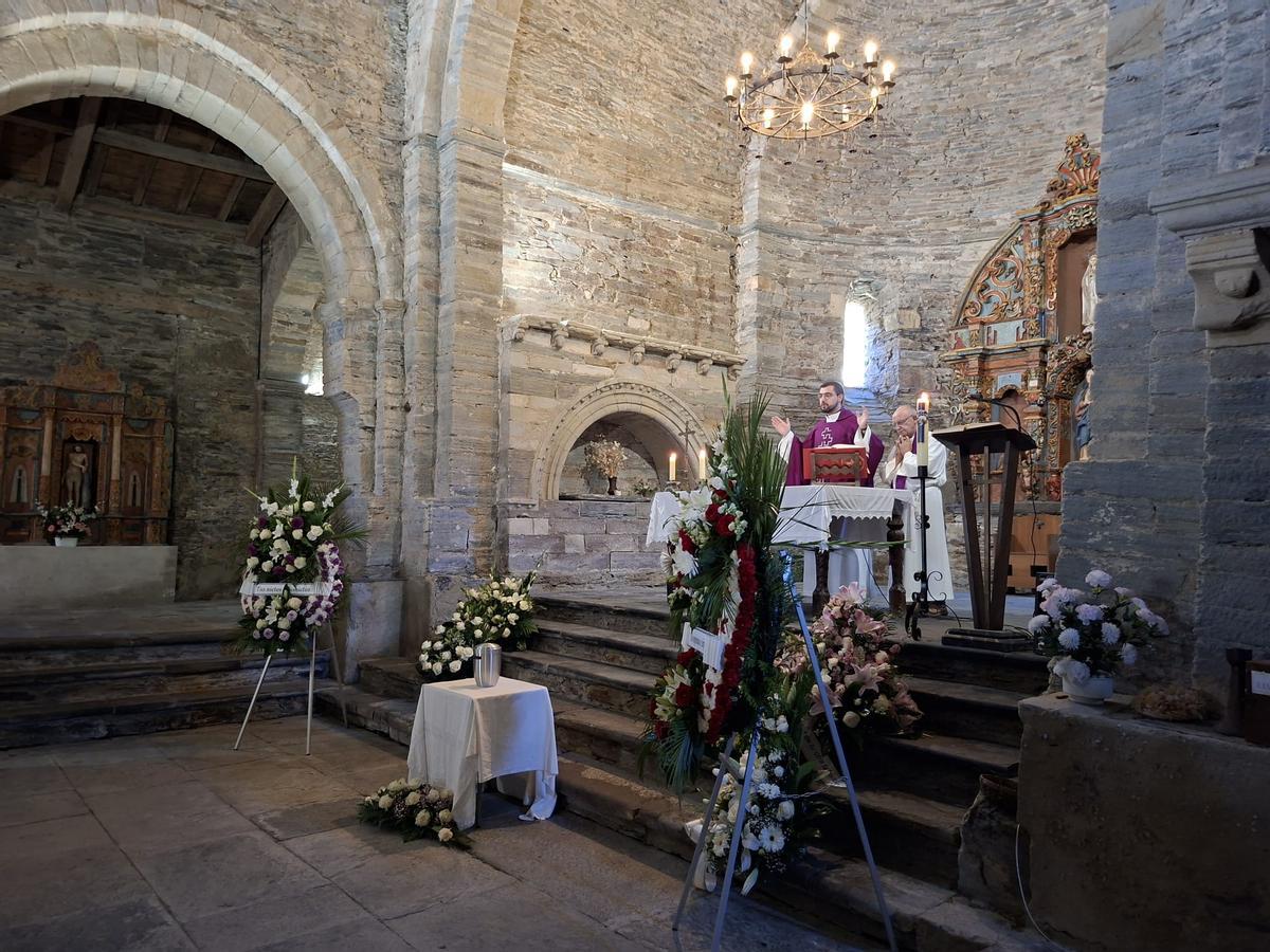En imágenes: La iglesia de Santa María, en Villanueva, se llena para dar el último adiós a Enrique López En imágenes: La iglesia de Santa María, en Villanueva, se llena para dar el último adiós a Enrique López