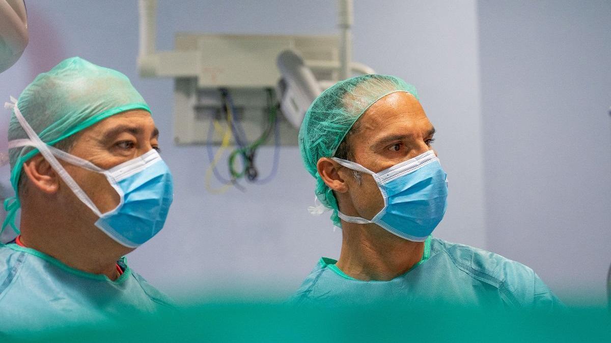 los doctores Javier Moreno y César Ramírez del Hospital QuirónSalud.