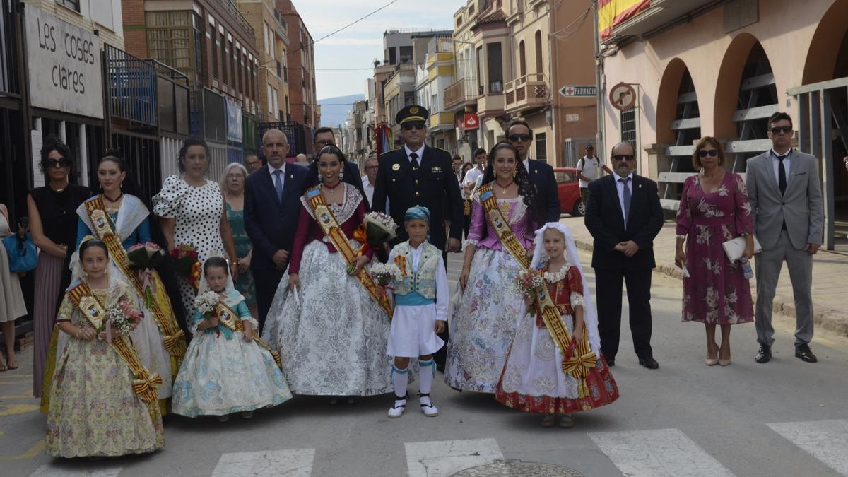 Foto de familia de ediles de la corporación y la corte de honor durante la ofrenda.