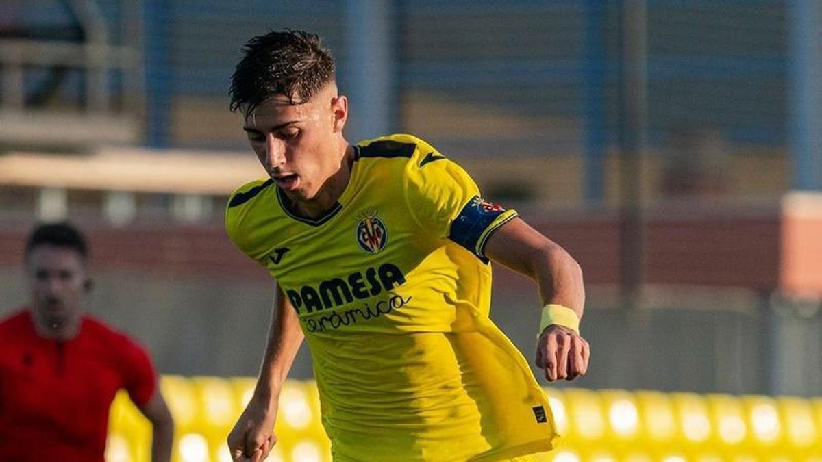 Dani Requena, durante un encuentro con la cantera del Villarreal.